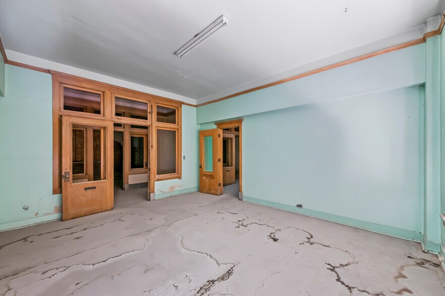 More Photos Of 502 S Main St, Rock Springs General Retail For Sale