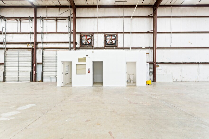More Photos Of 1502 W Pike Blvd, Weslaco Warehouse For Lease