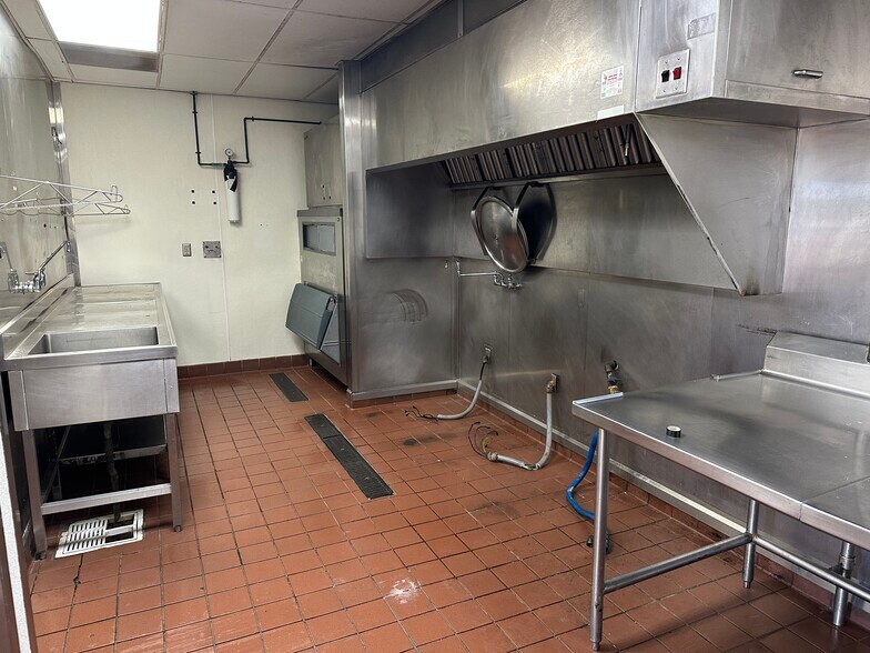 More Photos Of 2400 Richmond Rd, Texarkana Unknown For Lease