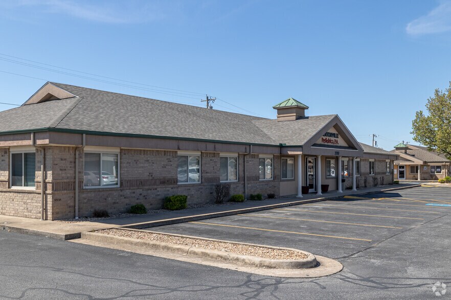 More Photos Of 2709 SE I St, Bentonville Unknown For Lease