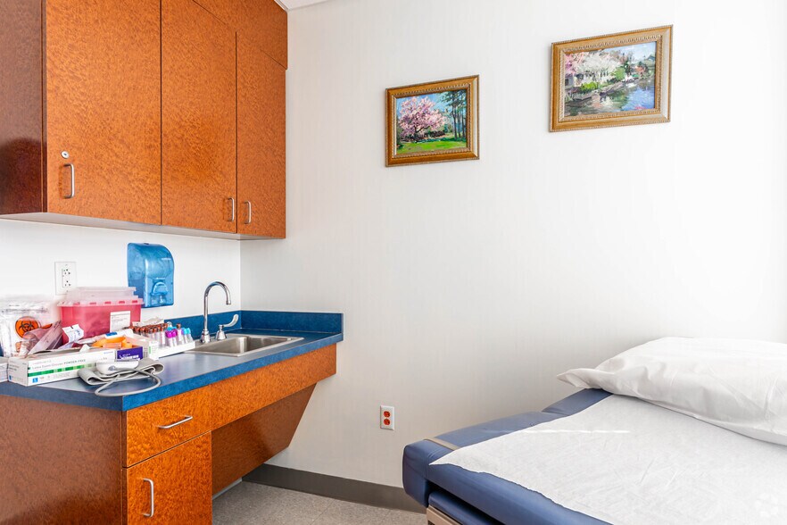 More Photos Of 630 Broad St, Carlstadt Medical For Lease