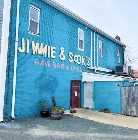 More Photos Of 527 Poplar St, Cambridge Storefront For Lease