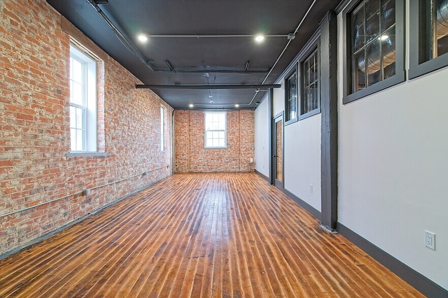 More Photos Of 101 W Broadway St, Tipp City Showroom For Lease