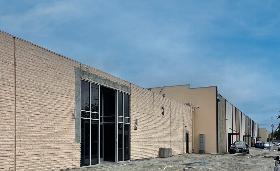 Primary Photo Of 14955 Calvert St, Van Nuys Unknown For Lease