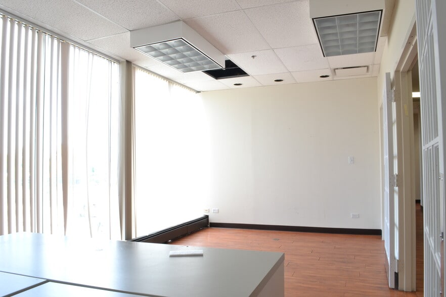 More Photos Of 7444 Long Ave, Skokie Flex For Sale