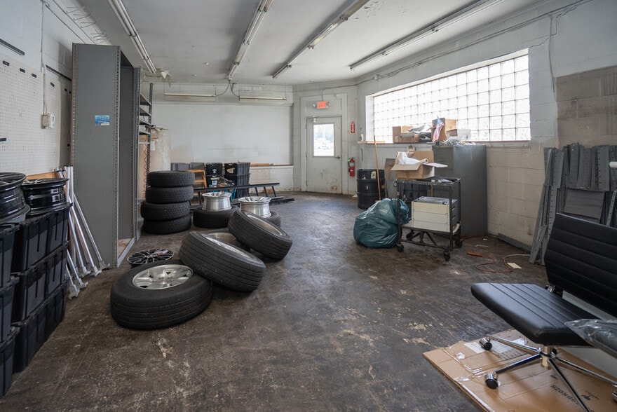 More Photos Of 21800 Gratiot Ave, Eastpointe Auto Dealership For Sale