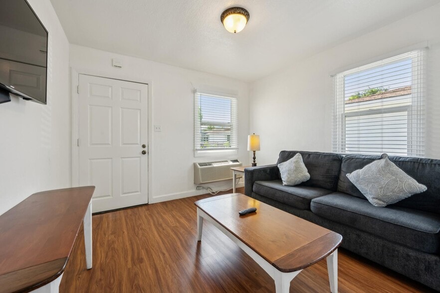 More Photos Of 1623 Lake St, Calistoga Hotel For Sale