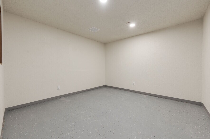 More Photos Of 3600 Valley Park Dr, El Reno Light Distribution For Lease