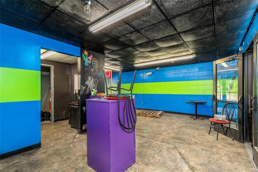 More Photos Of 512 Old Route 66, Saint Robert Showroom For Sale