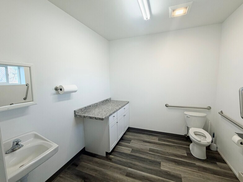 More Photos Of 1415 E Railroad St, Laurel Warehouse For Lease