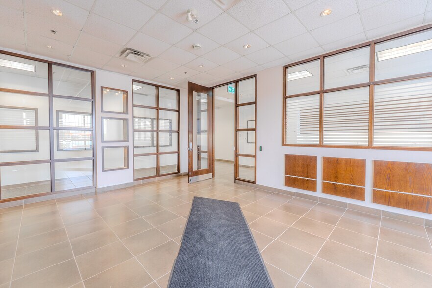More Photos Of 3370-3418 Boul Industriel, Laval Light Distribution For Lease