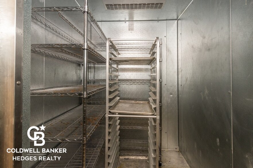 More Photos Of 916 W 9th St, Vinton Specialty For Sale