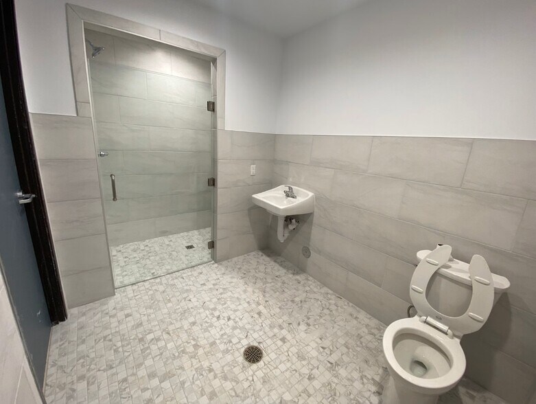 More Photos Of E 2601 TX-121 Building 1, Lewisville Flex For Lease