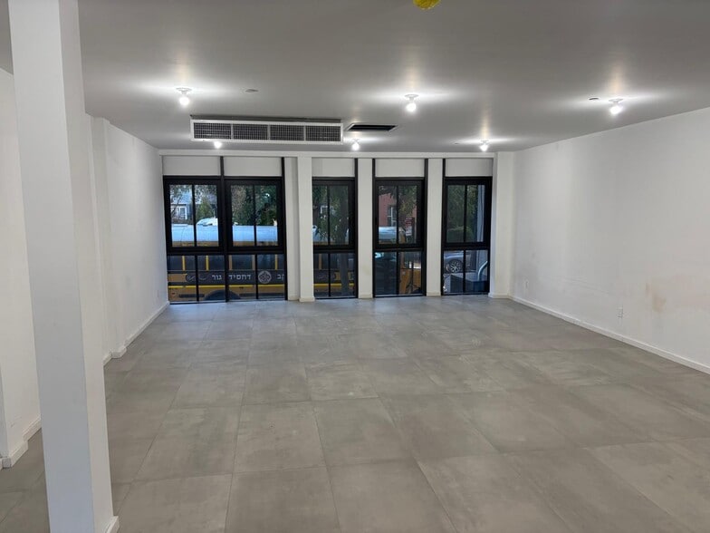 More Photos Of 5012 20th Ave, Brooklyn Office For Lease