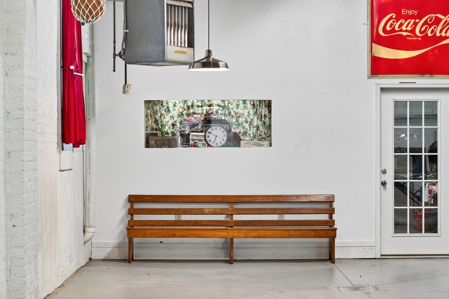 More Photos Of 109 7th Ave E, Springfield Flex For Sale