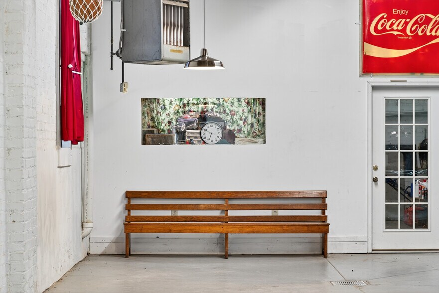 More Photos Of 109 7th Ave E, Springfield Flex For Sale