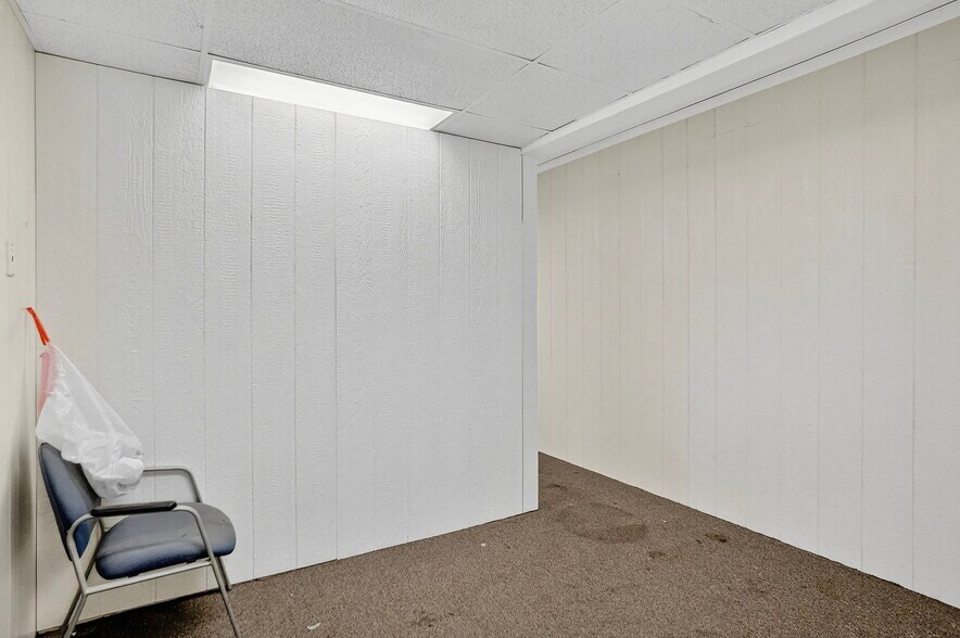 More Photos Of 2201 E 8th St, Odessa Office For Sale