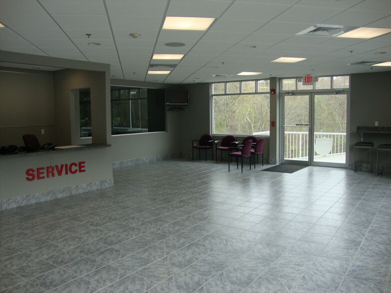 More Photos Of 282 N Broadway, Salem Auto Dealership For Lease