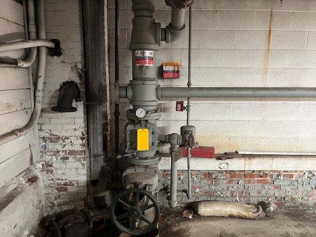 More Photos Of 10401 E US Highway 24, Independence Flex For Sale