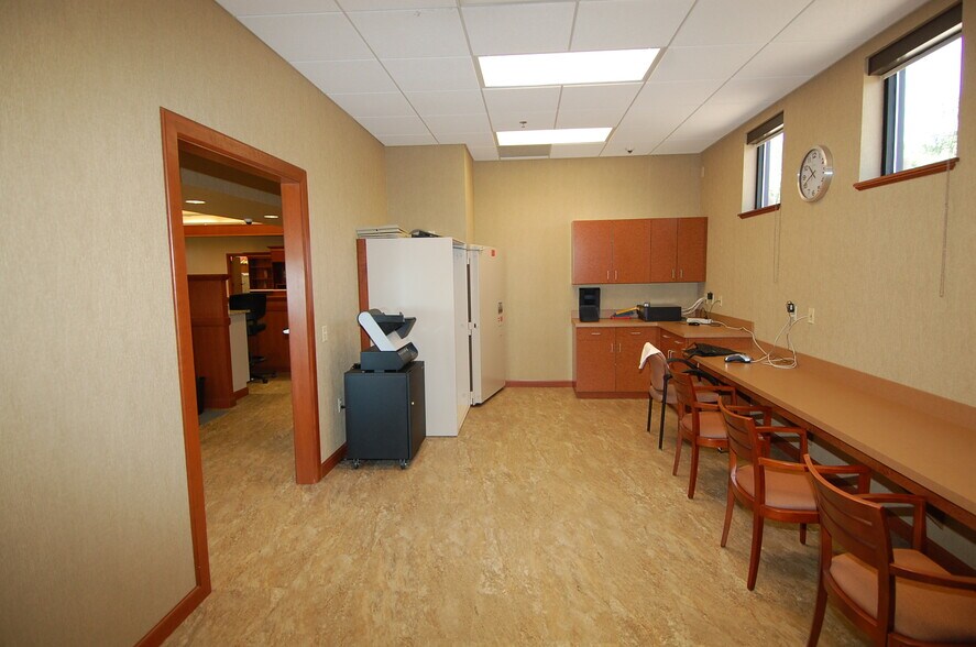 More Photos Of 640 Highway 1 W, Iowa City Office For Sale