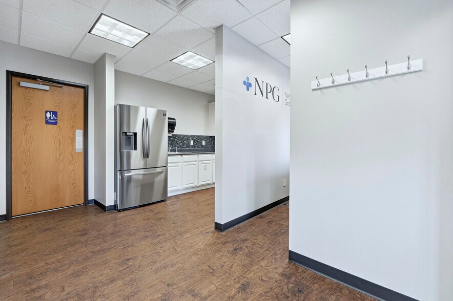 More Photos Of 2150 N Pointe Dr, Warsaw Office For Lease