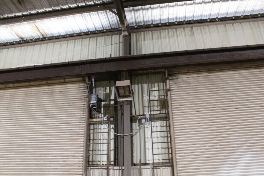 More Photos Of 507 48th St, Woodward Warehouse For Sale