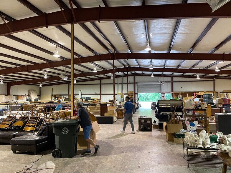 More Photos Of 1310 Elliott Blvd, Jasper Showroom For Sale