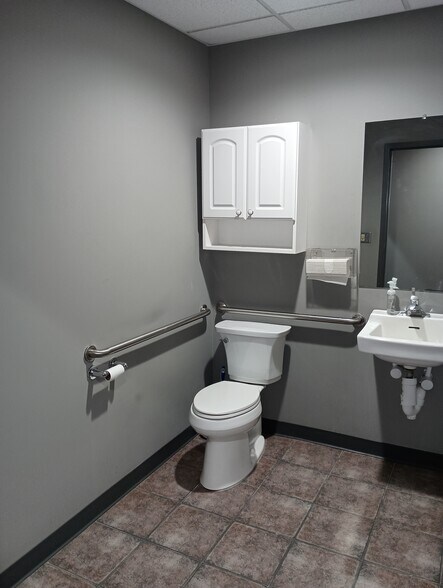 More Photos Of 2330 NE Independence Ave, Lee's Summit Warehouse For Sale