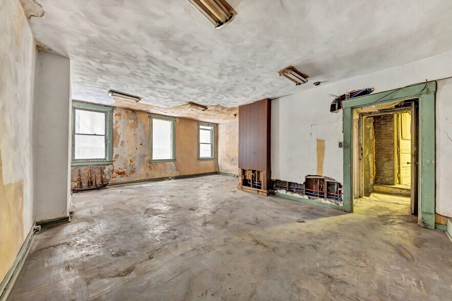 More Photos Of 628 Smithfield St, Pittsburgh Restaurant For Sale