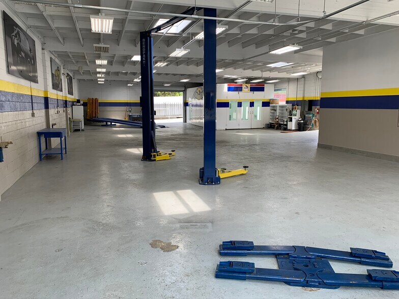More Photos Of 11481 Ventura Blvd, Studio City Auto Repair For Lease