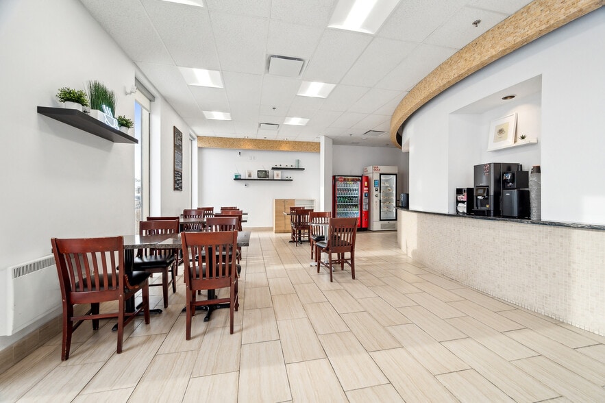 Primary Photo Of 7980-8020 Boul Langelier, Saint-leonard Office For Lease