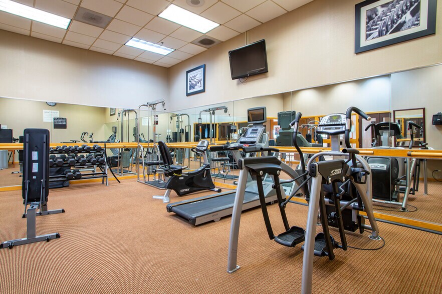 More Photos Of 500 Holiday Plaza Dr, Matteson Hotel For Sale