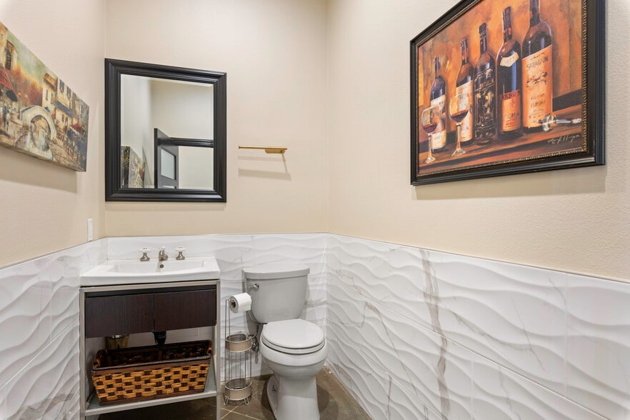 More Photos Of 2480 S Main St, Lakeport Office For Sale