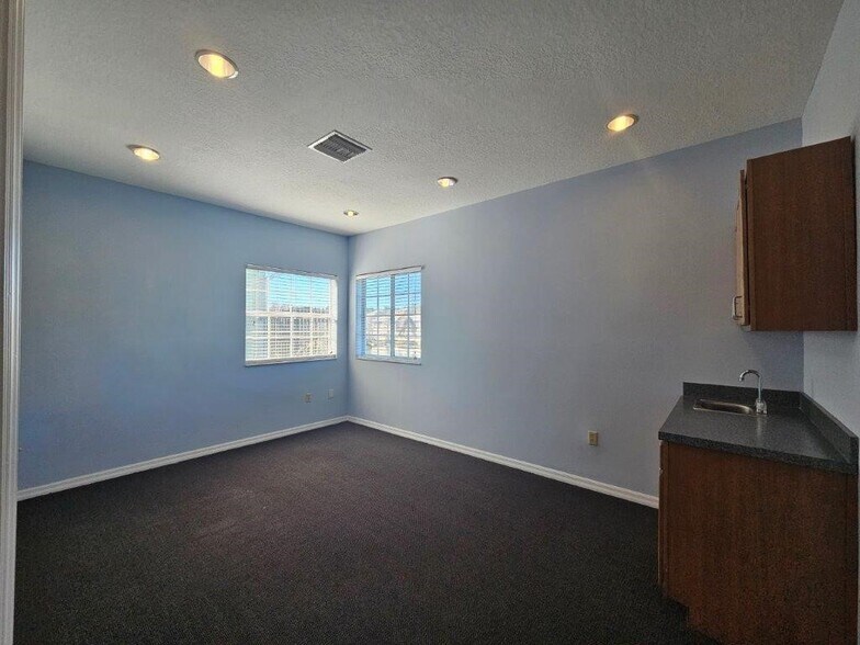 More Photos Of 13047 W Linebaugh Ave, Tampa Medical For Lease