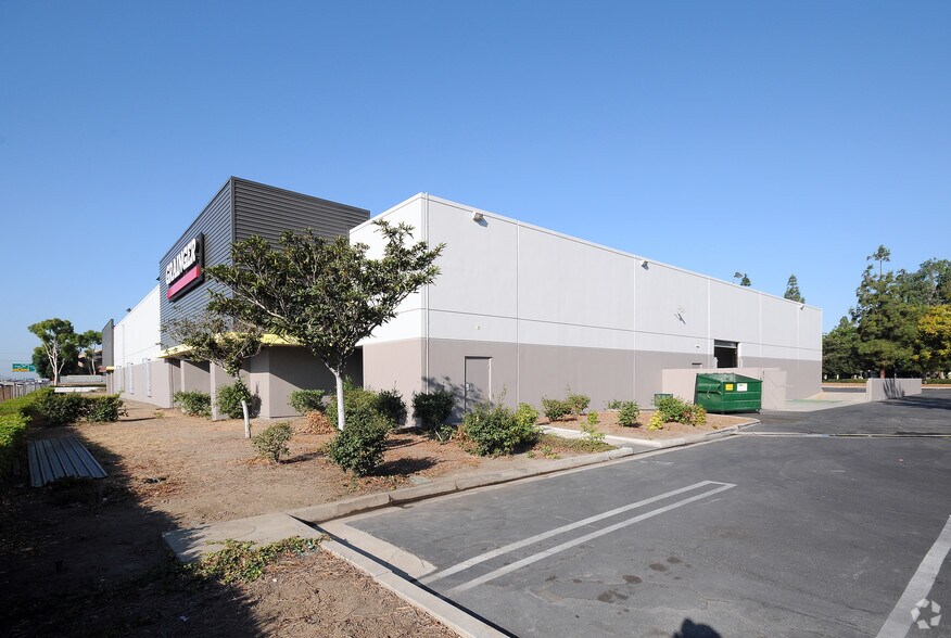 More Photos Of 1554 E Warner Ave, Santa Ana Freestanding For Lease