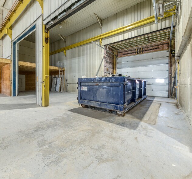 More Photos Of 2711-2715 Louis-XIV Boul, Québec Manufacturing For Lease