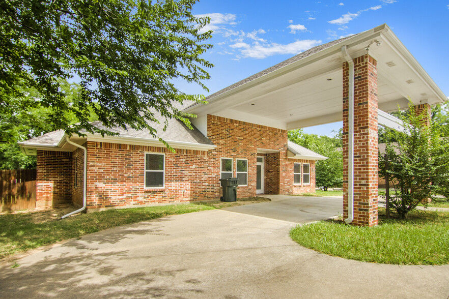 Primary Photo Of 417 S Walnut St, Sherman Office For Lease