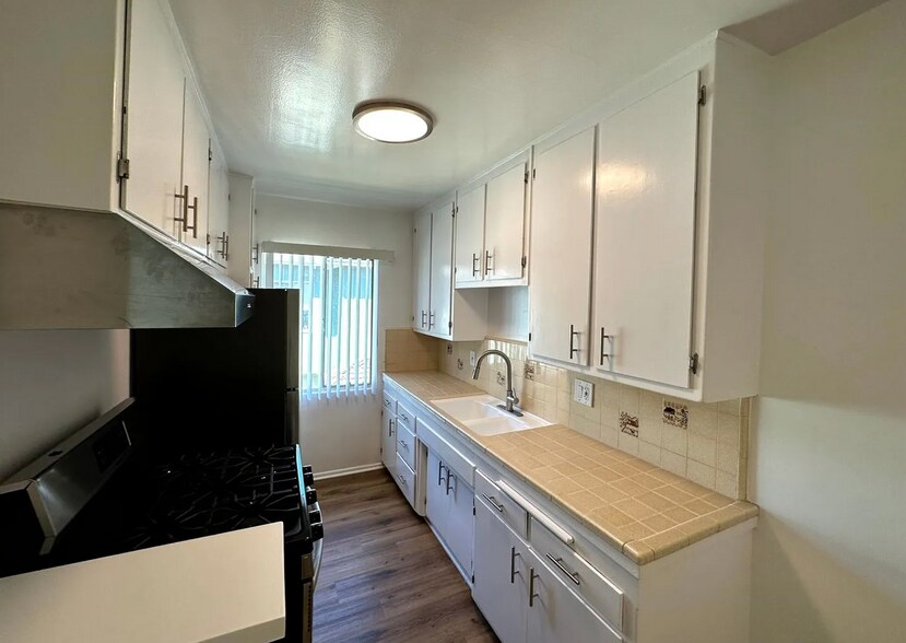 More Photos Of 233 N Hollywood Way, Burbank Apartments For Sale