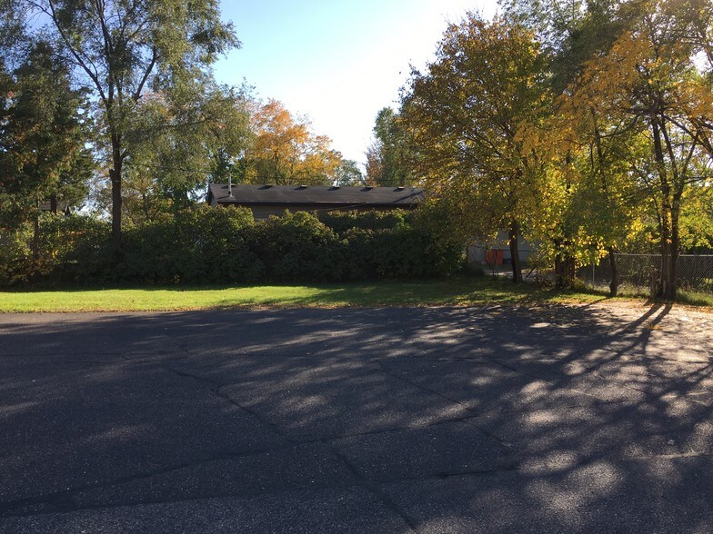 More Photos Of 1319 Birch St, Eau Claire Freestanding For Sale