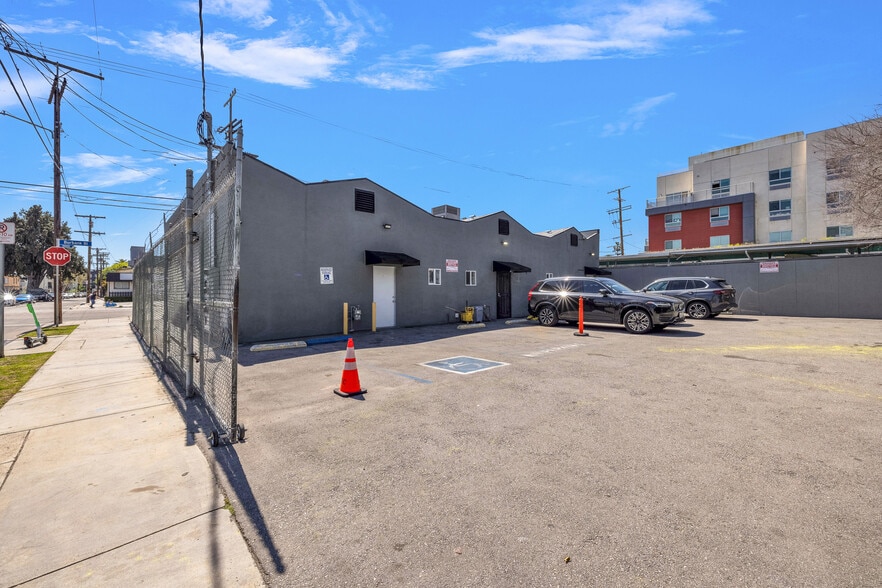 More Photos Of 11119-11123 Burbank Blvd, North Hollywood Storefront Retail Office For Lease