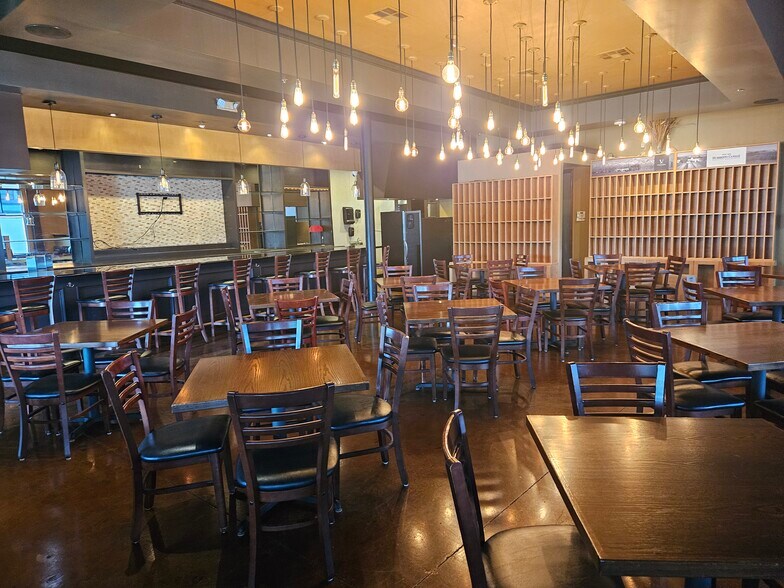 More Photos Of 8400 Katy Fwy, Houston Unknown For Lease