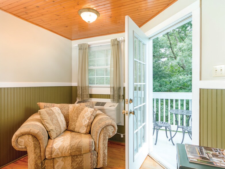 More Photos Of 86 Lily Pad Ln, Flat Rock Hotel For Sale