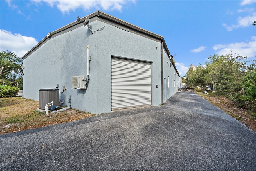 More Photos Of 351 Sand Pine Blvd, Venice Light Distribution For Lease