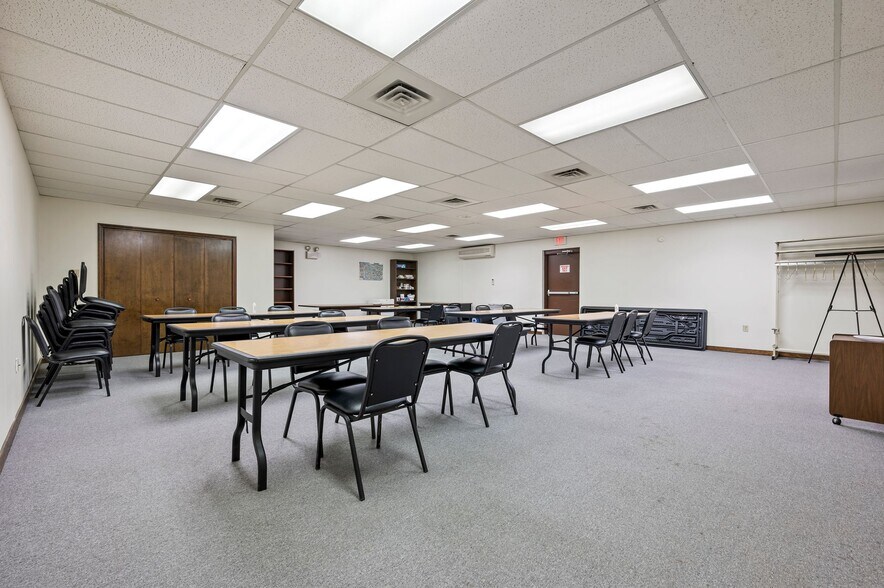 More Photos Of 921 Saw Mill Run Blvd, Pittsburgh Light Distribution For Sale