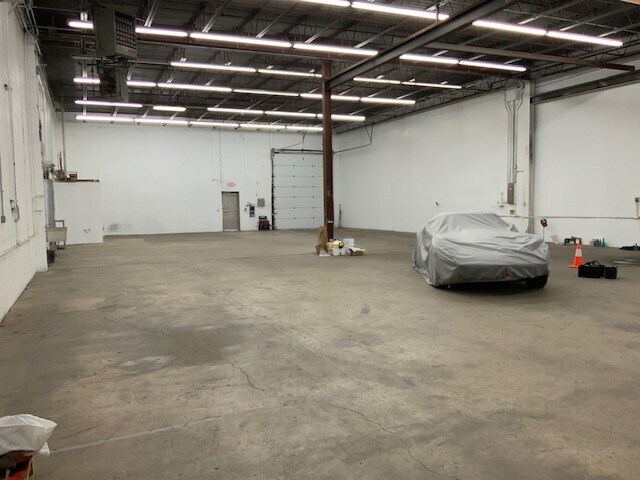 More Photos Of 41 Germany Dr, Wilmington Distribution For Lease