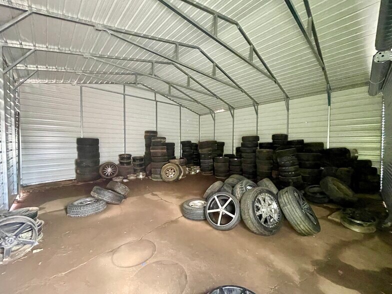 More Photos Of 300 W Pinecrest Dr, Marshall Auto Repair For Sale