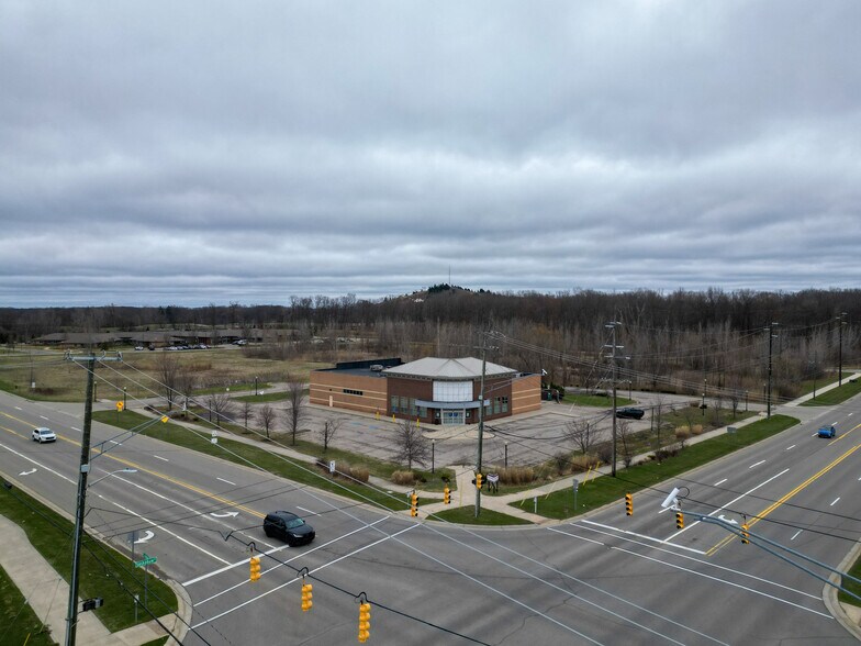 More Photos Of 5751 Clarkston Rd, Village of Clarkston Drugstore For Lease