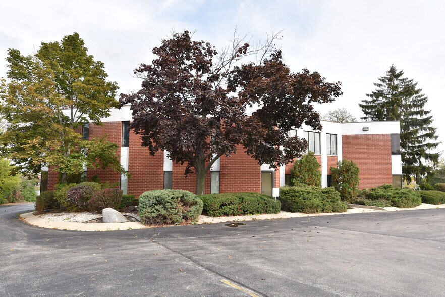 More Photos Of 7400 W Brown Deer Rd, Milwaukee Office For Sale