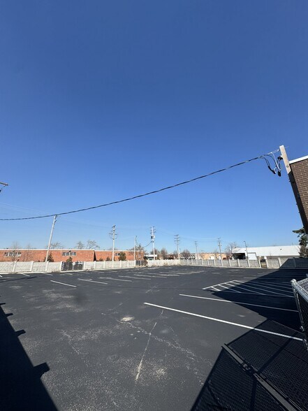 More Photos Of 1000 Lively Blvd, Elk Grove Village Warehouse For Lease