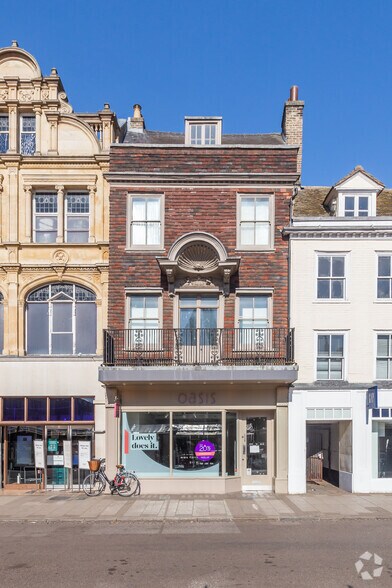 More Photos Of 5 Market Hl, Cambridge Storefront For Lease